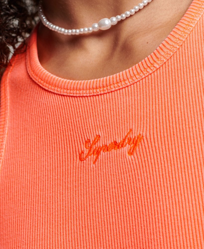 vestido regata essencial com logo code na cor coral pastel.