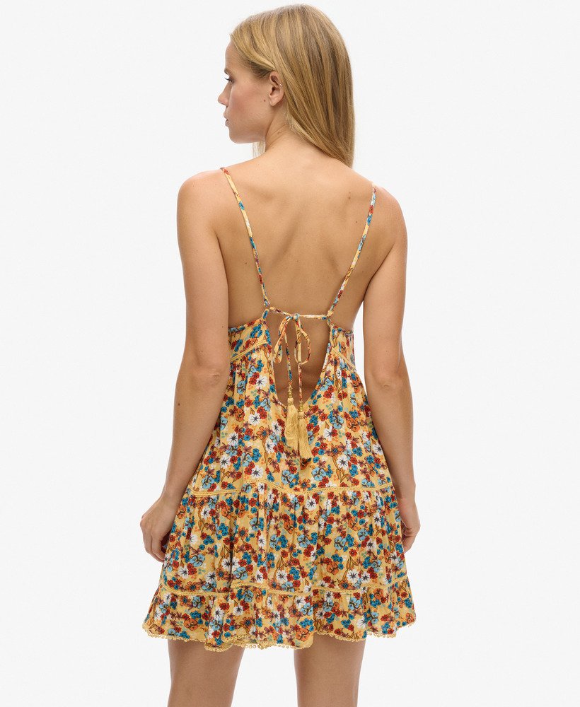 mini vestido de alcinha para praia em estampa floral amarela estilo anos 70.