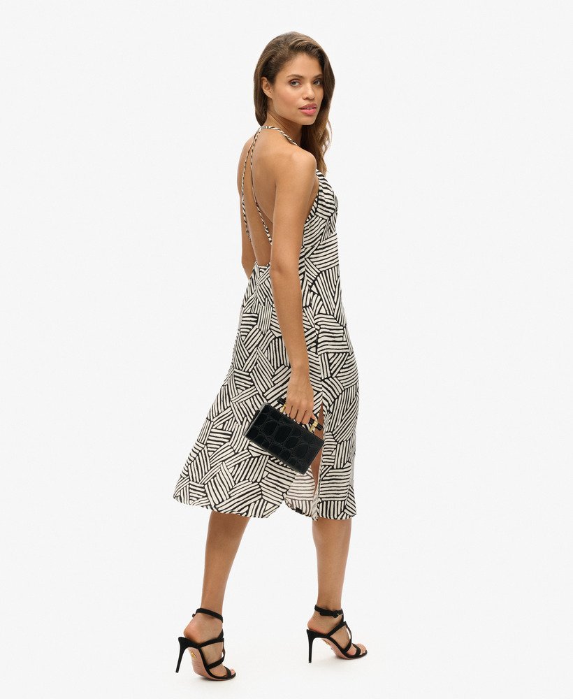 vestido midi estampado em padrão monocromático linear.