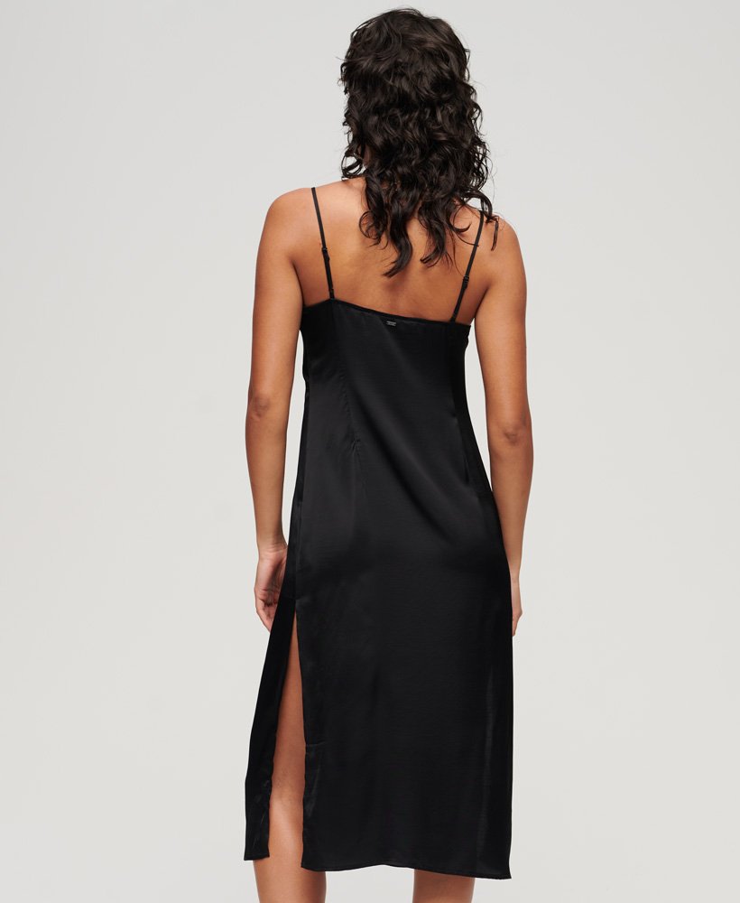 vestido midi de cetim preto com alças finas.