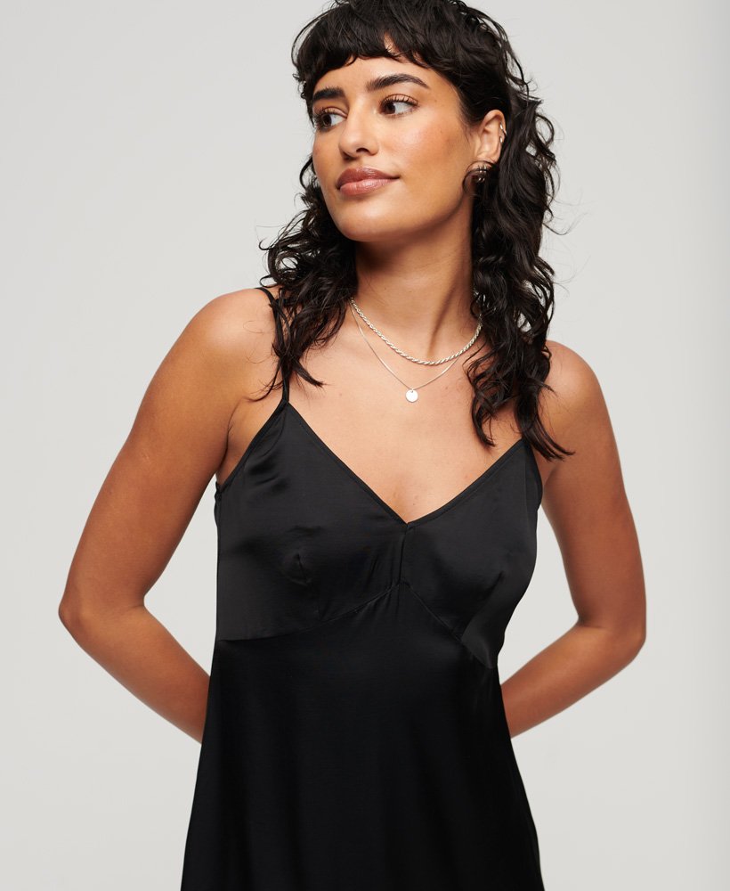vestido midi de cetim preto com alças finas.