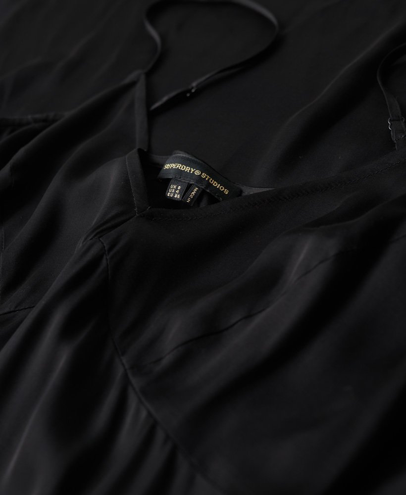 vestido midi de cetim preto com alças finas.