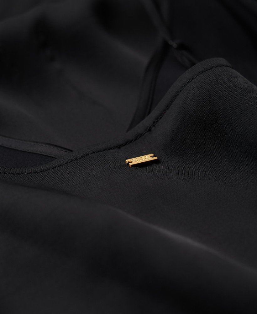 vestido midi de cetim preto com alças finas.