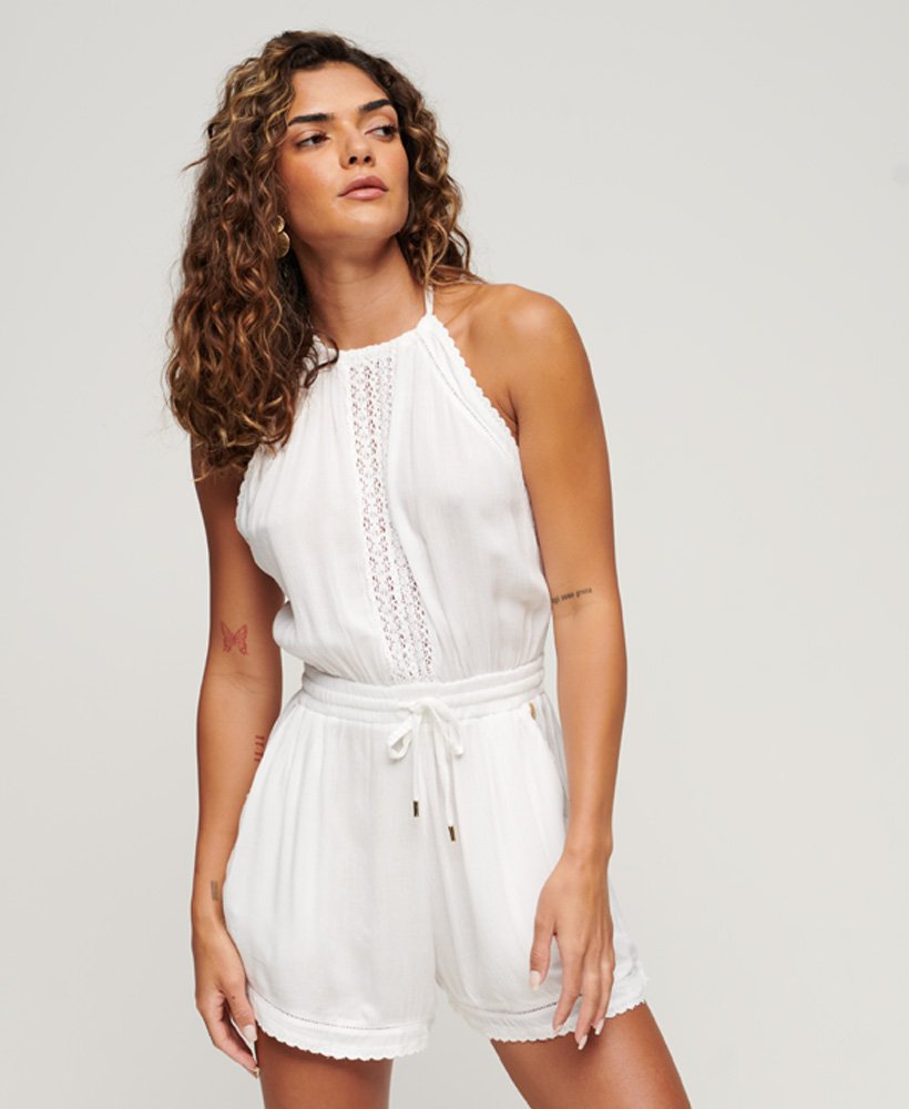 macacão curto com decote halter na cor branco off-white.