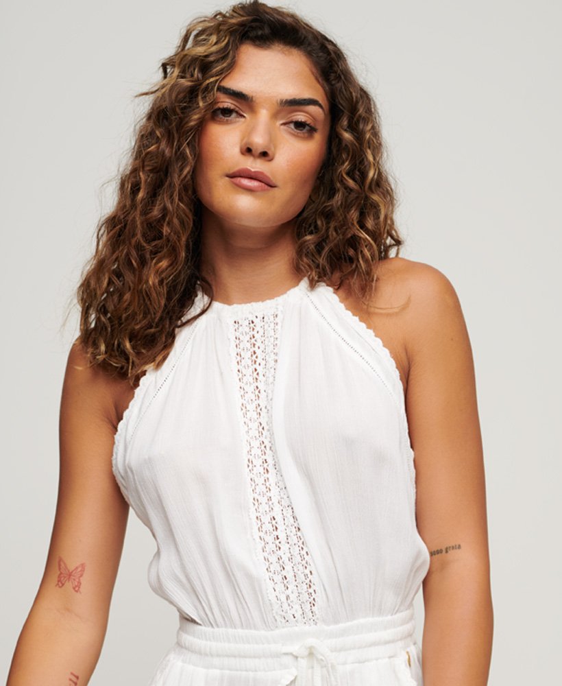 macacão curto com decote halter na cor branco off-white.