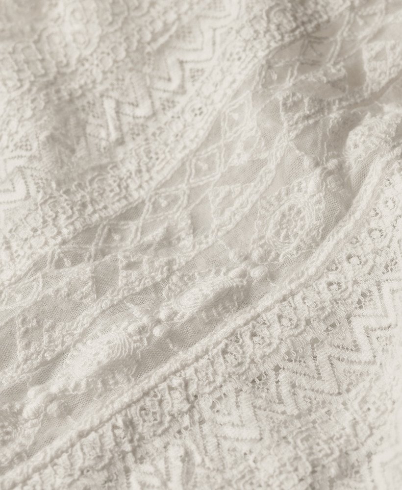 vestido midi todo em renda na cor branco off-white.