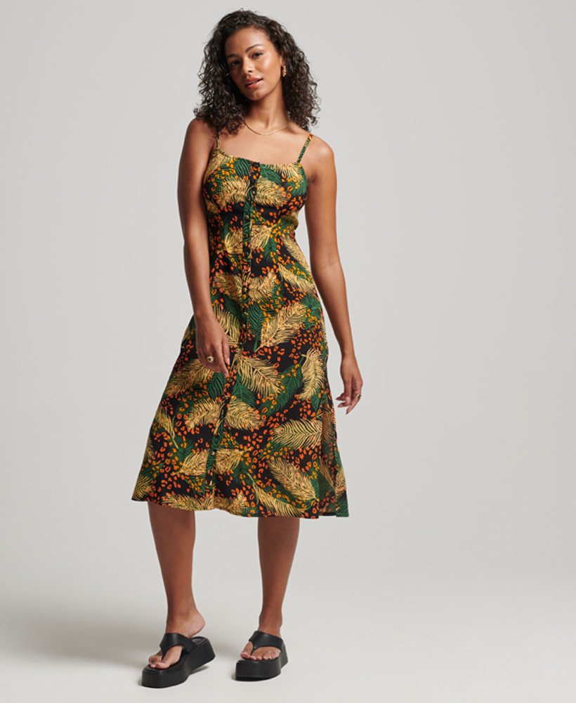 vestido midi de alcinha com estampa de folha de palmeira dourada e botões.