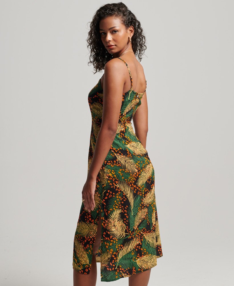 vestido midi de alcinha com estampa de folha de palmeira dourada e botões.