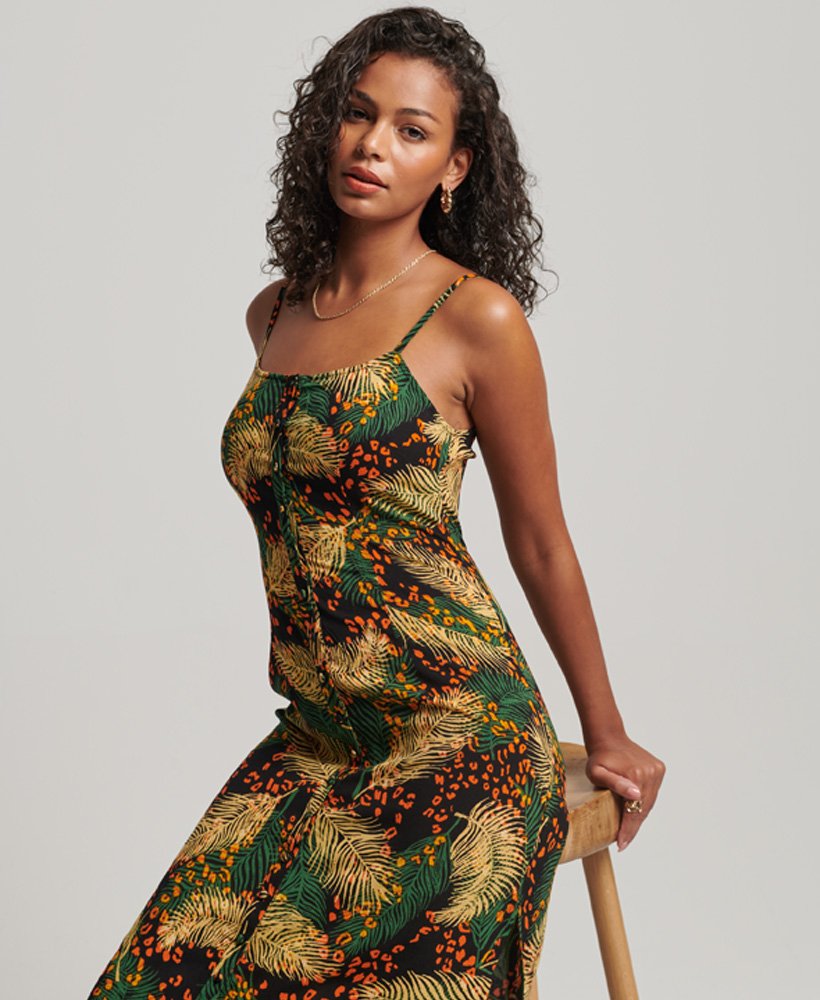 vestido midi de alcinha com estampa de folha de palmeira dourada e botões.