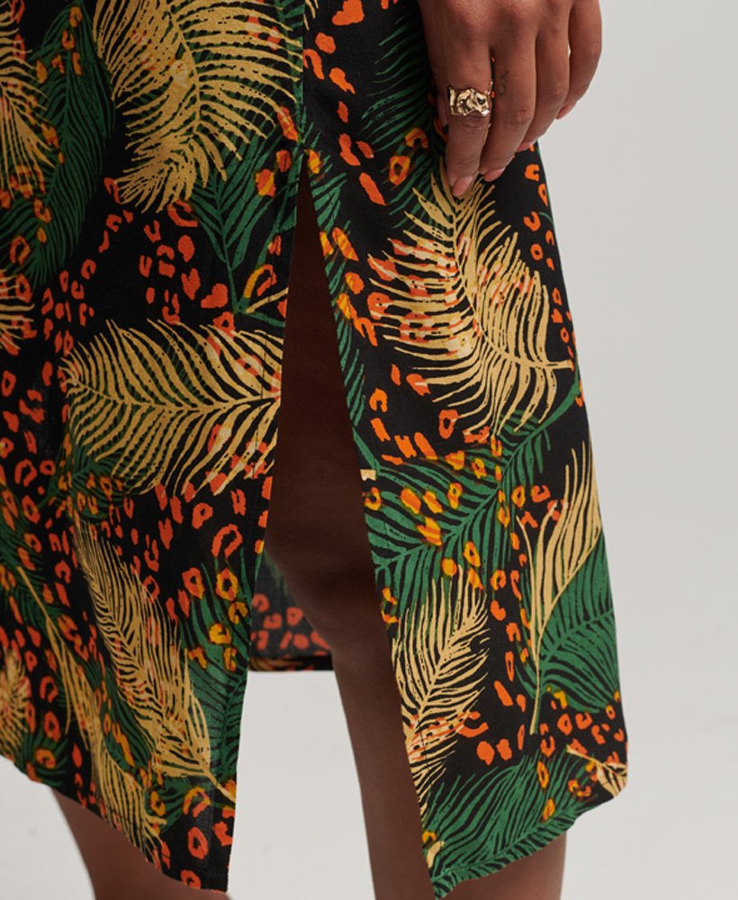 vestido midi de alcinha com estampa de folha de palmeira dourada e botões.