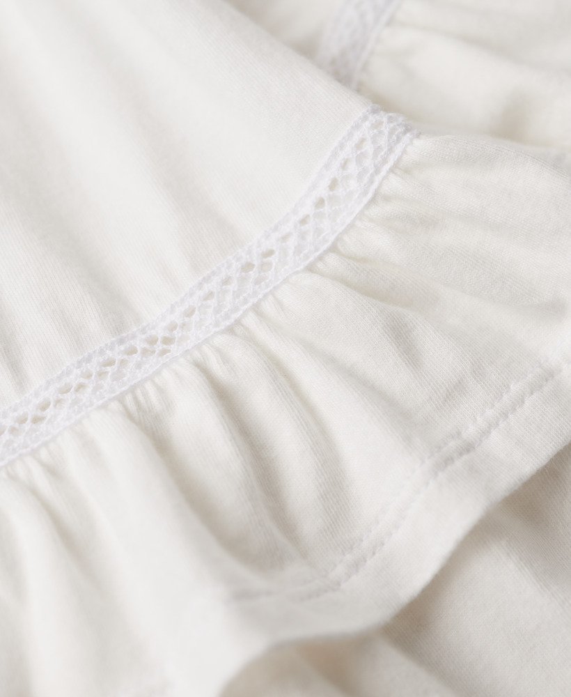 vestido curto bandeau de renda estilo anos 50 na cor óptica.