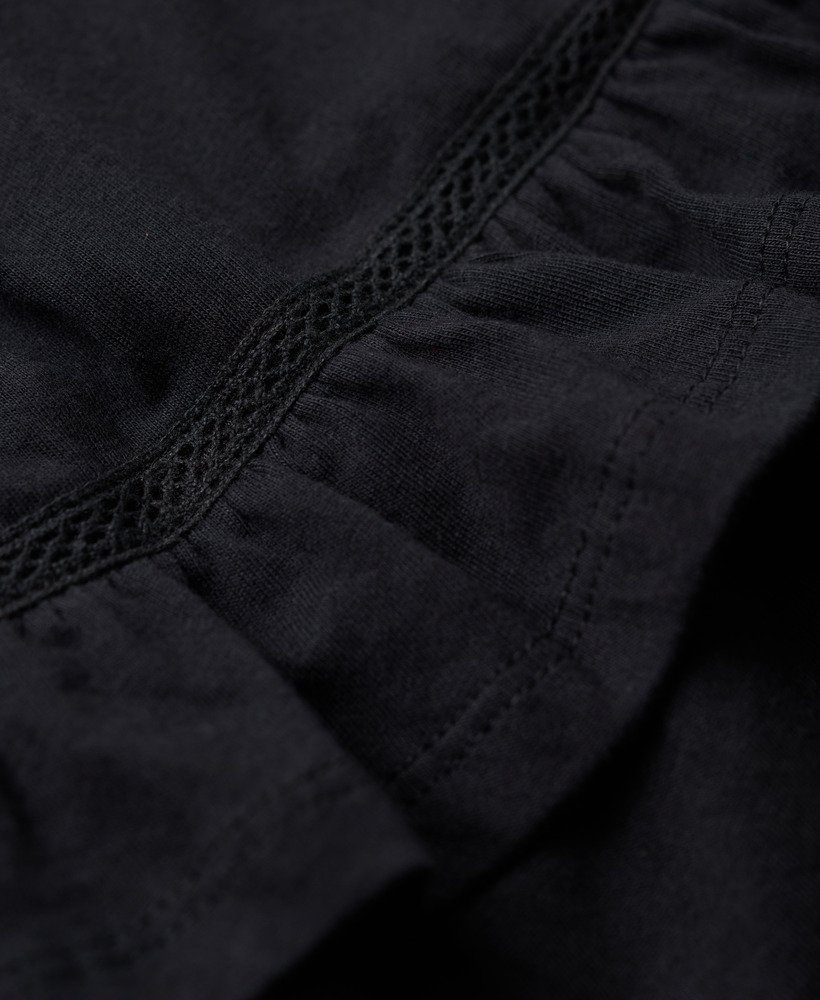 vestido curto bandeau de renda estilo anos 50 na cor preta.