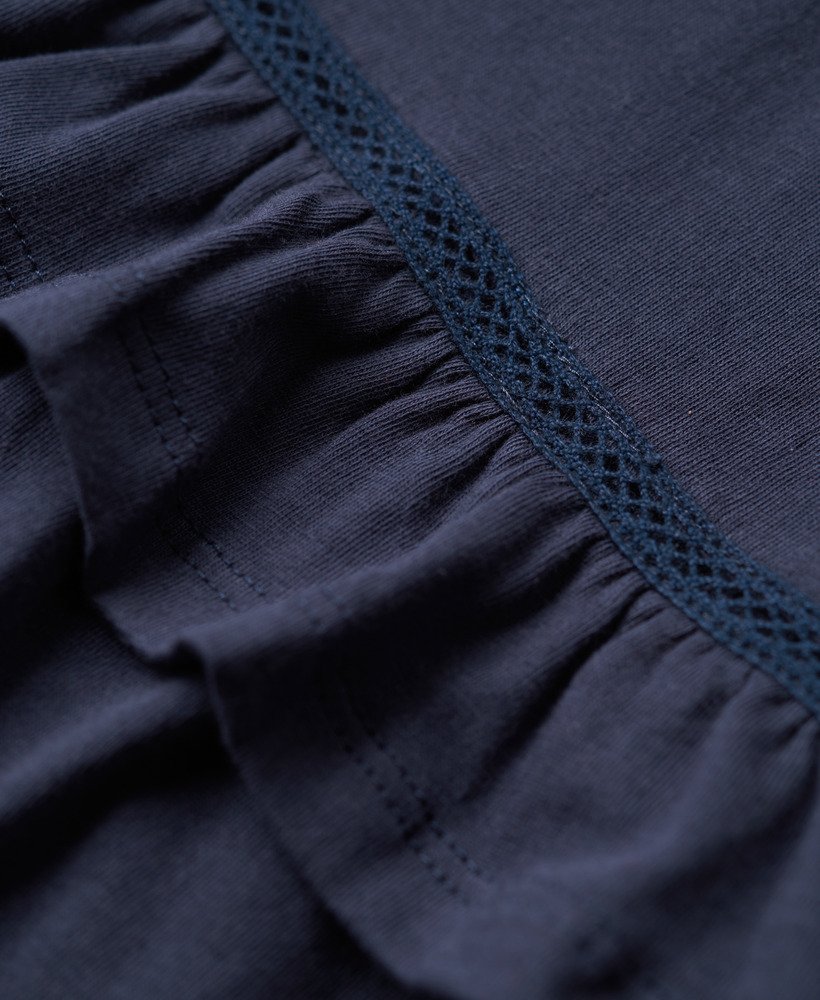 vestido curto bandeau de renda estilo anos 50 em um tom azul marinho intenso.