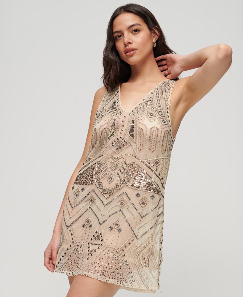 vestido curto com decote em v e aplicações na cor creme urbano.