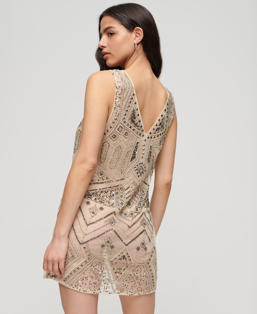 vestido curto com decote em v e aplicações na cor creme urbano.