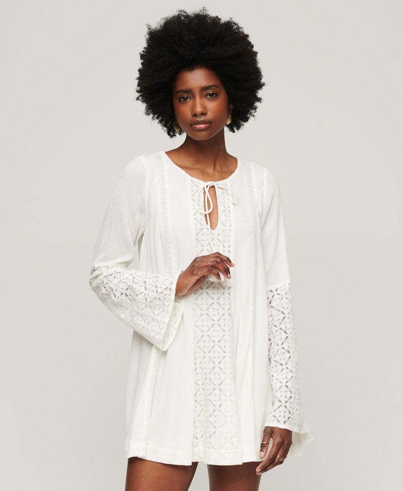 vestido curto com mangas flare em renda na cor cru