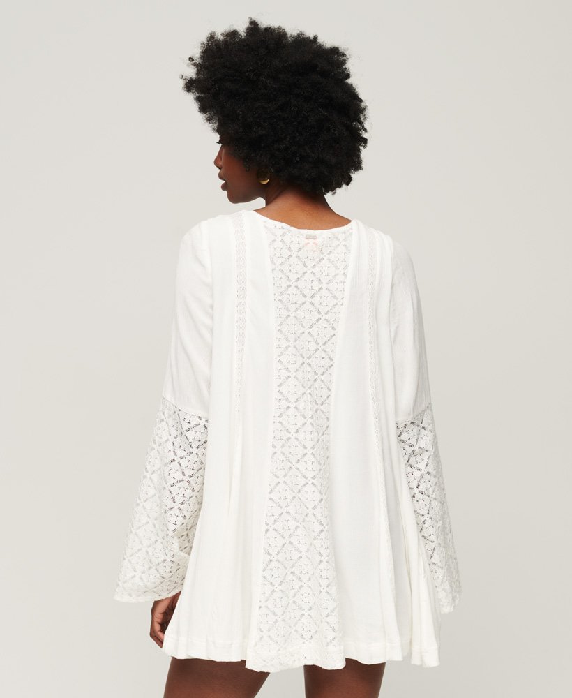 vestido curto com mangas flare em renda na cor cru