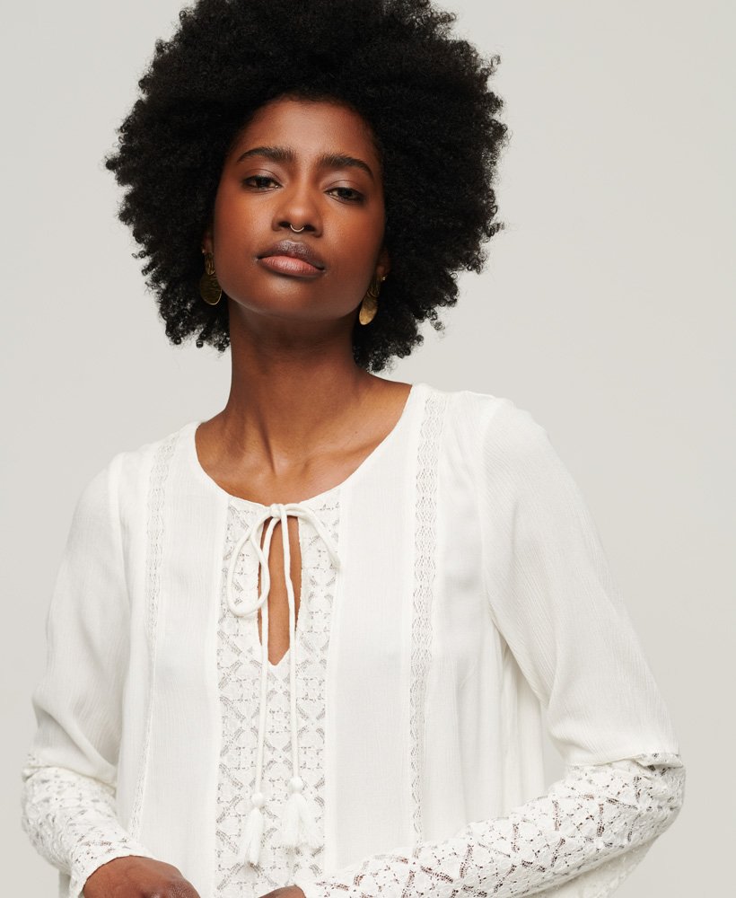 vestido curto com mangas flare em renda na cor cru