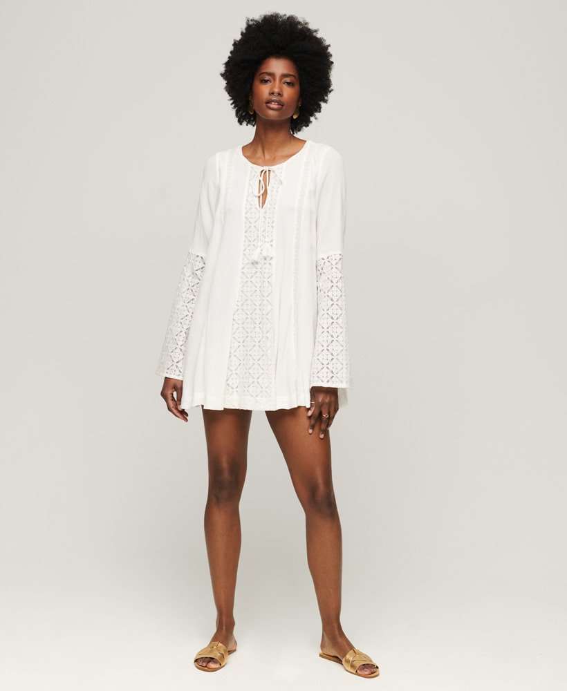 vestido curto com mangas flare em renda na cor cru
