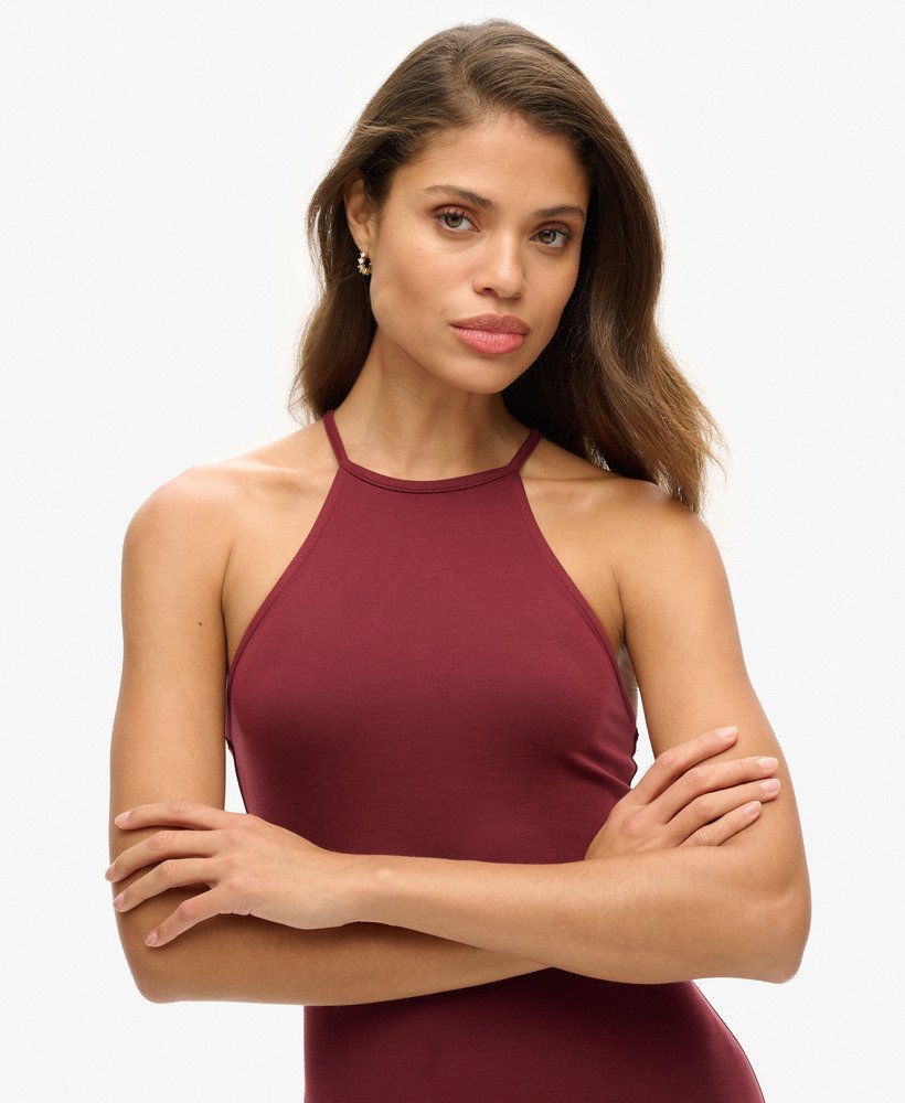vestido curto com decote nadador e alças finas nas costas na cor vermelho porto.