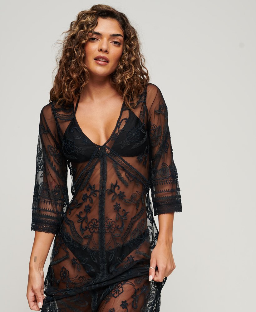 vestido longo de renda para saída de praia na cor preta.