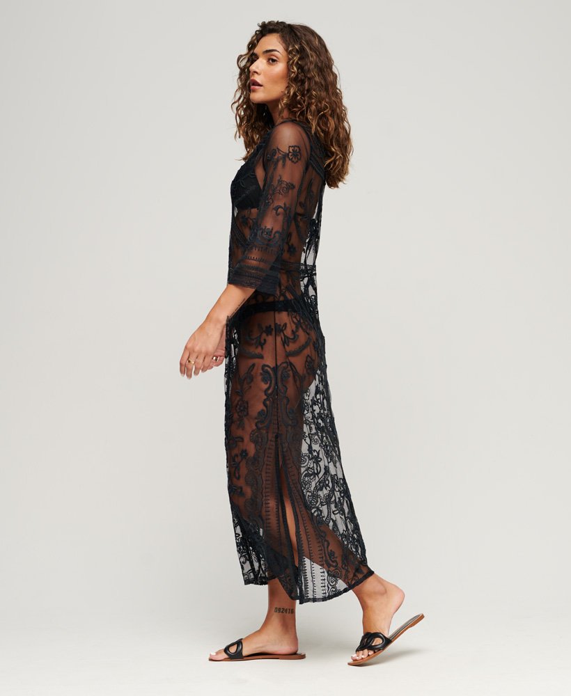 vestido longo de renda para saída de praia na cor preta.