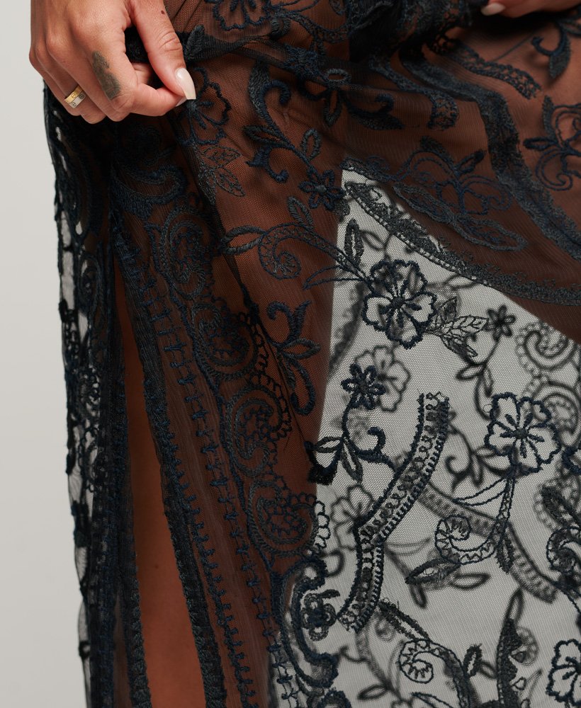 vestido longo de renda para saída de praia na cor preta.
