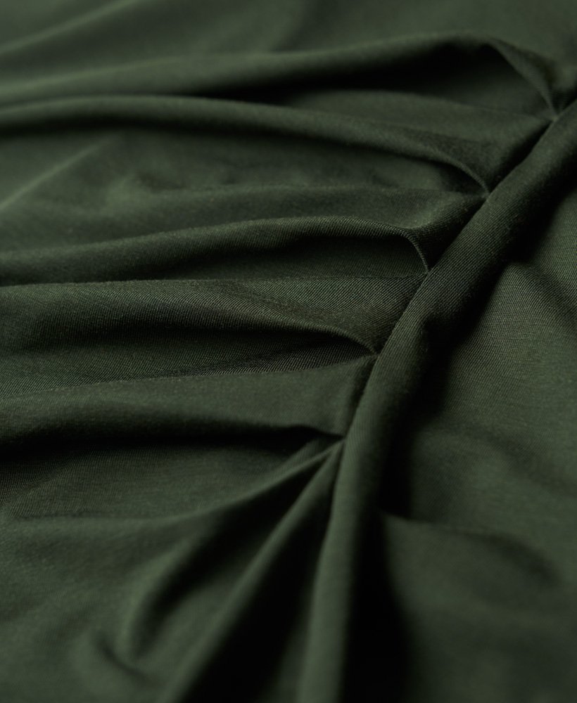 vestido midi franzido em jérsei na cor verde bolsa de viagem
