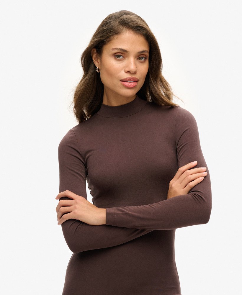 vestido curto de malha com gola alta e mangas compridas na cor marrom púrpura