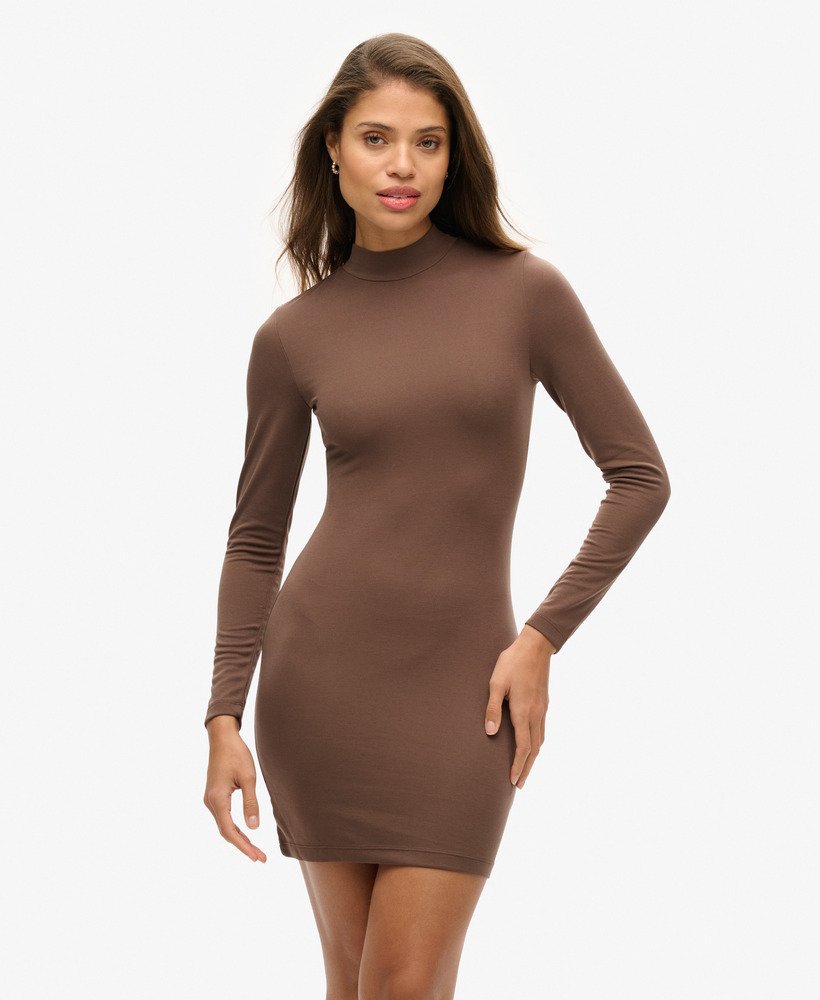 vestido curto de malha com gola alta e mangas compridas na cor marrom bracken.