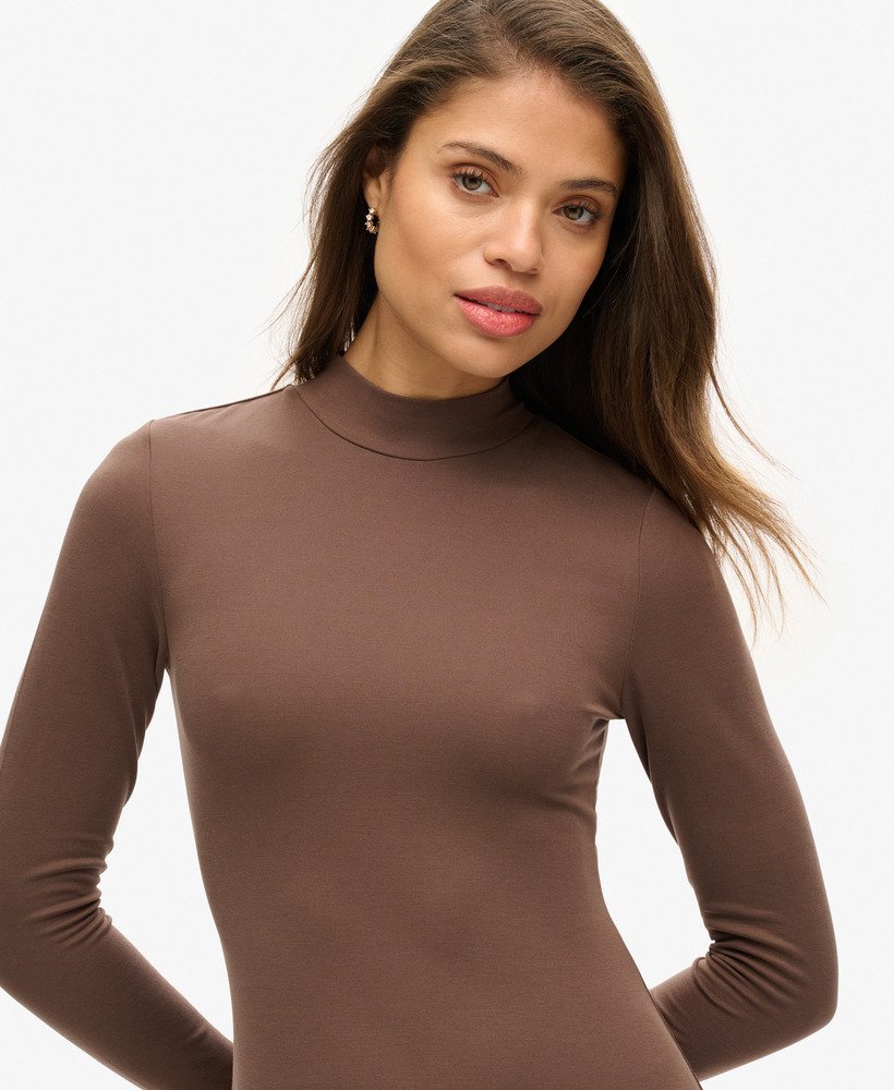 vestido curto de malha com gola alta e mangas compridas na cor marrom bracken.