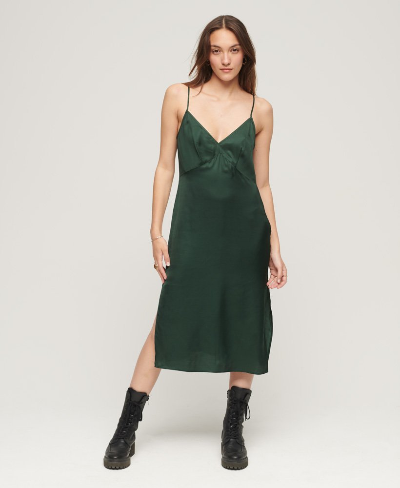vestido midi de cetim com alças finas em verde floresta profundo