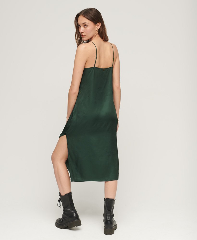 vestido midi de cetim com alças finas em verde floresta profundo
