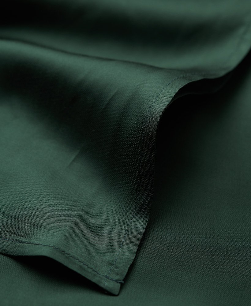 vestido midi de cetim com alças finas em verde floresta profundo