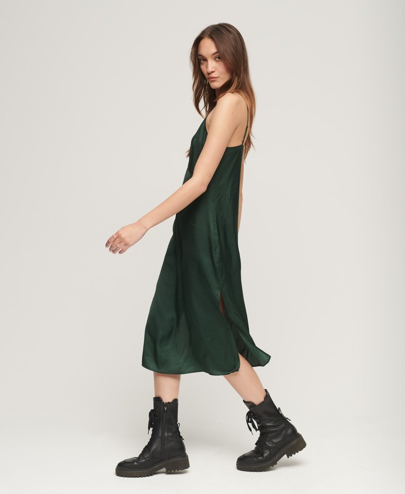 vestido midi de cetim com alças finas em verde floresta profundo
