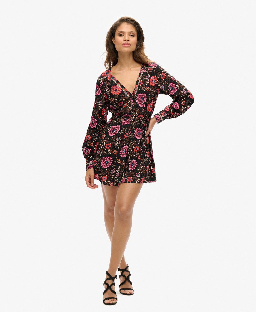 vestido curto de chá com decote em v e estampa floral mori marrom.