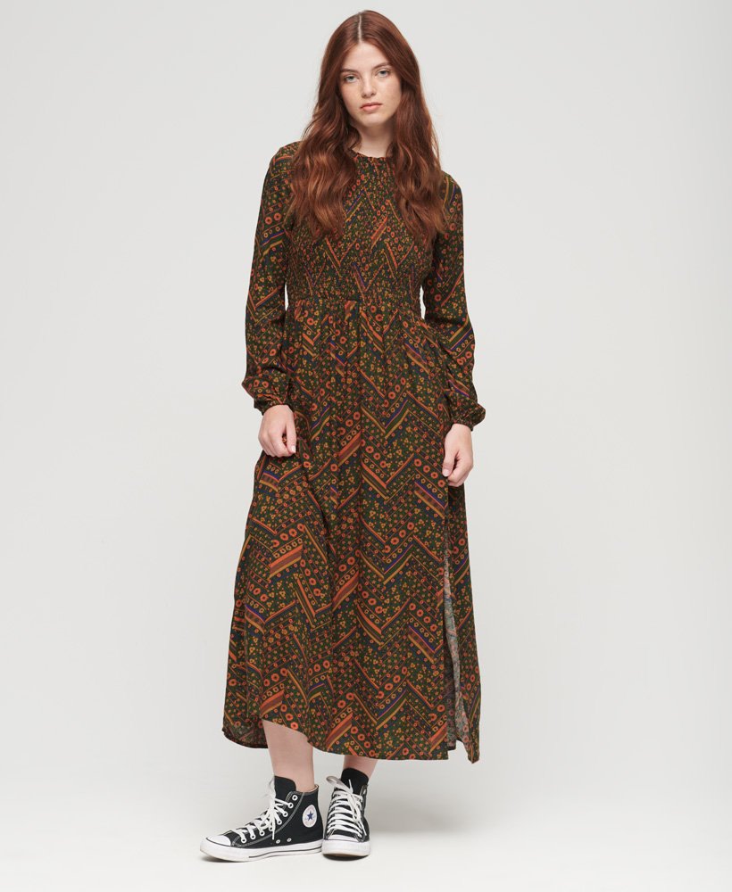 vestido longo com detalhe franzido e estampa floral em ziguezague.