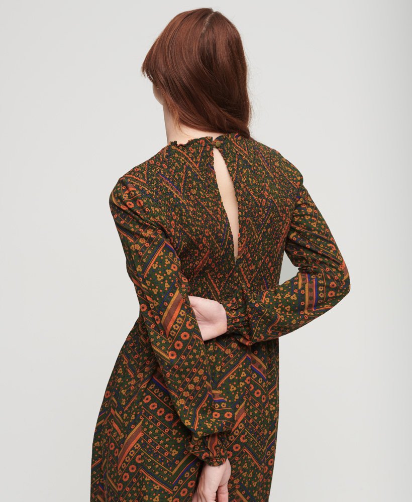 vestido longo com detalhe franzido e estampa floral em ziguezague.