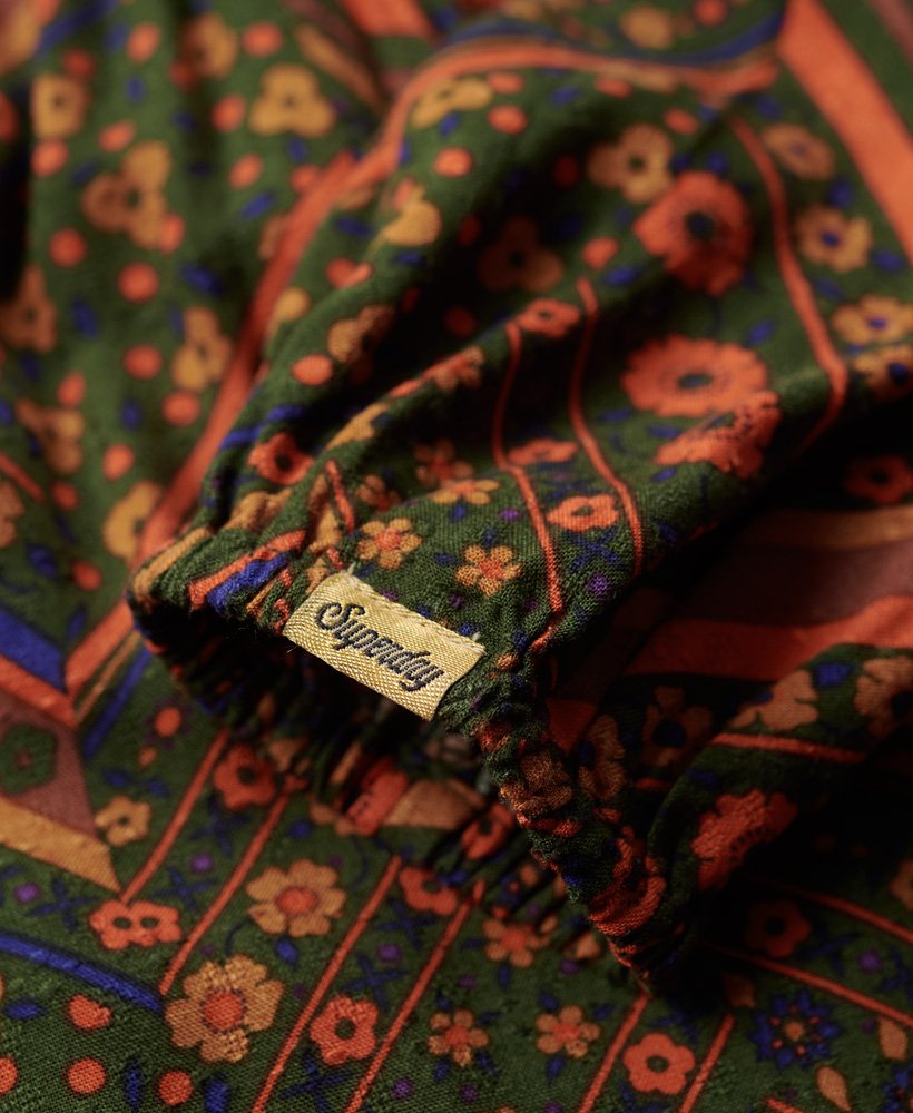 vestido longo com detalhe franzido e estampa floral em ziguezague.