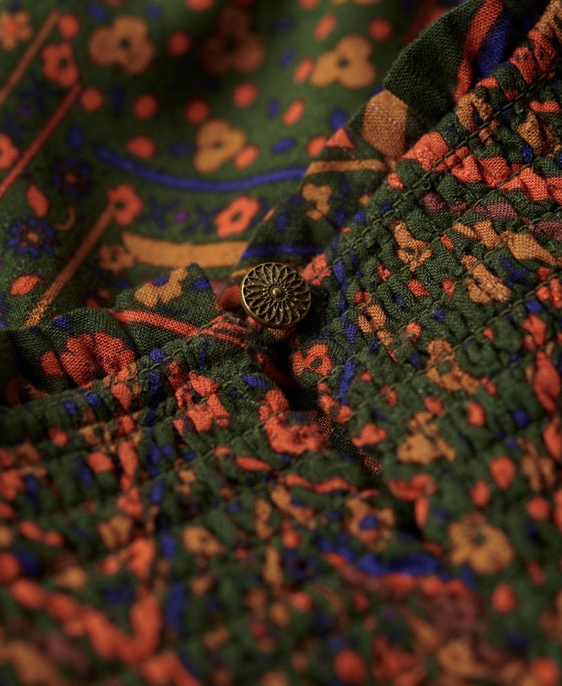 vestido longo com detalhe franzido e estampa floral em ziguezague.