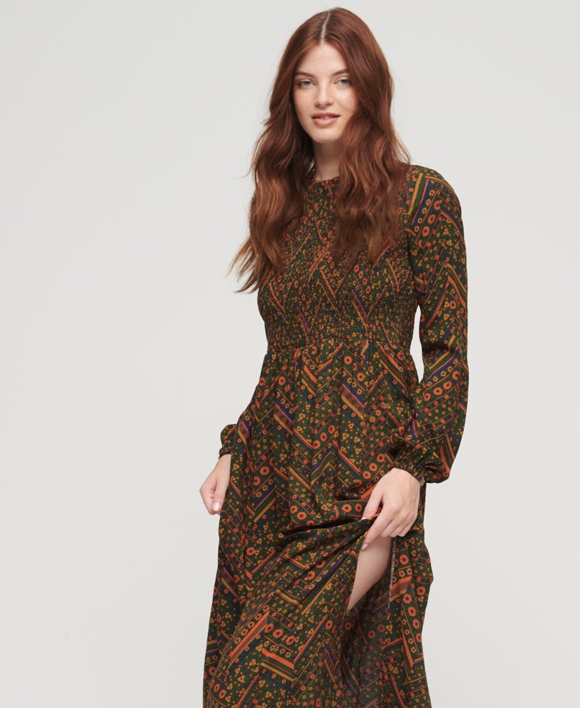 vestido longo com detalhe franzido e estampa floral em ziguezague.