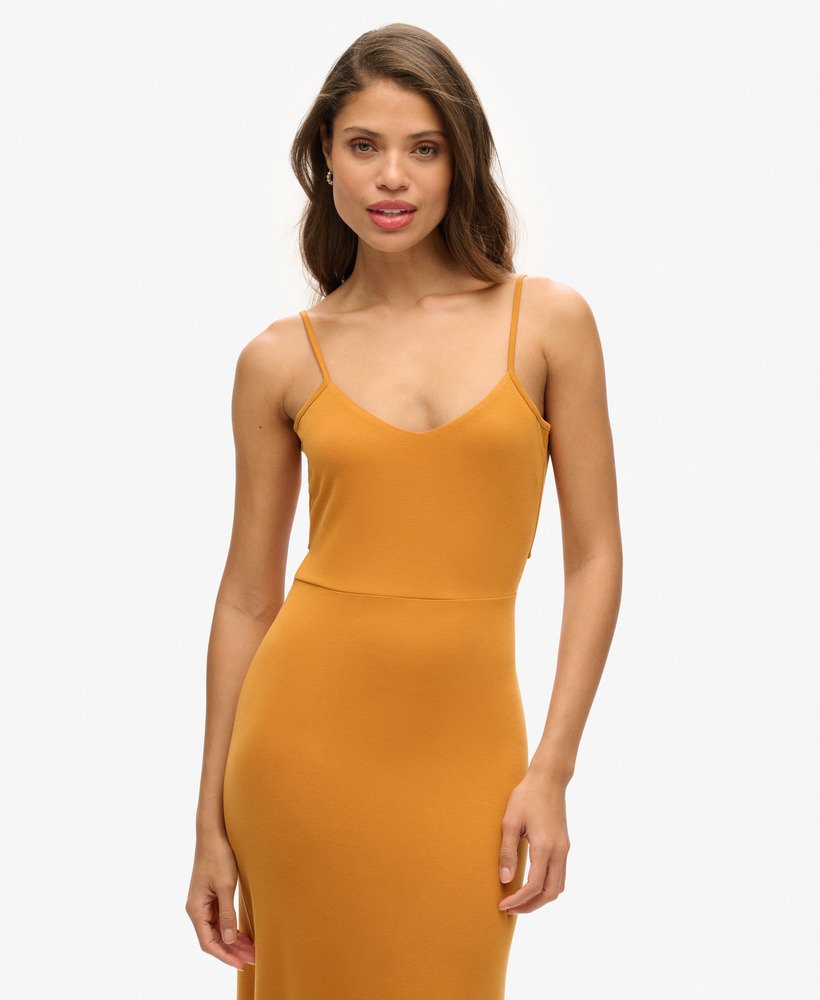 vestido de malha com costas abertas na cor ocre tradicional.