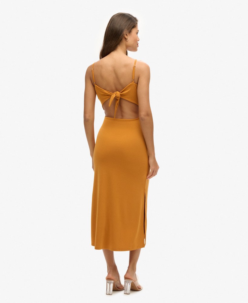 vestido de malha com costas abertas na cor ocre tradicional.