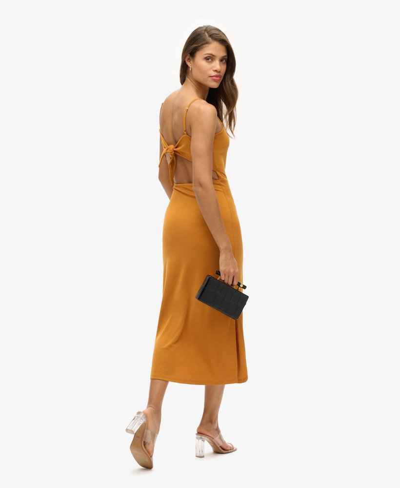 vestido de malha com costas abertas na cor ocre tradicional.