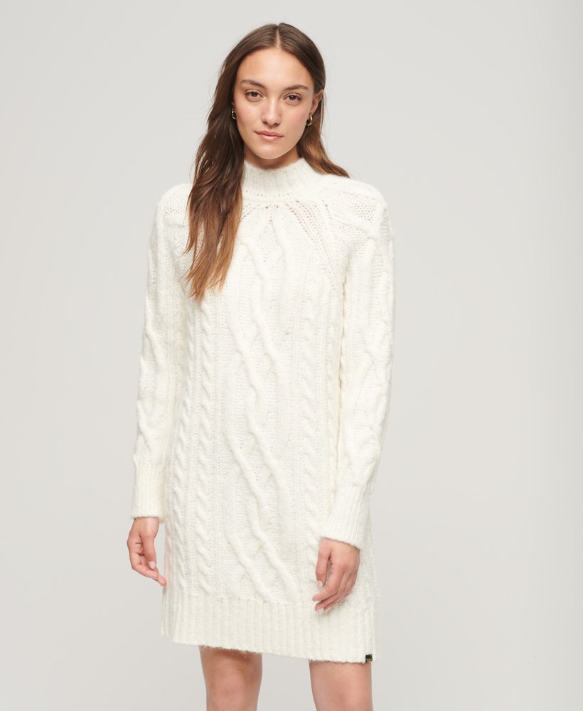 vestido suéter de gola alta em tricô trançado na cor branco off-white.