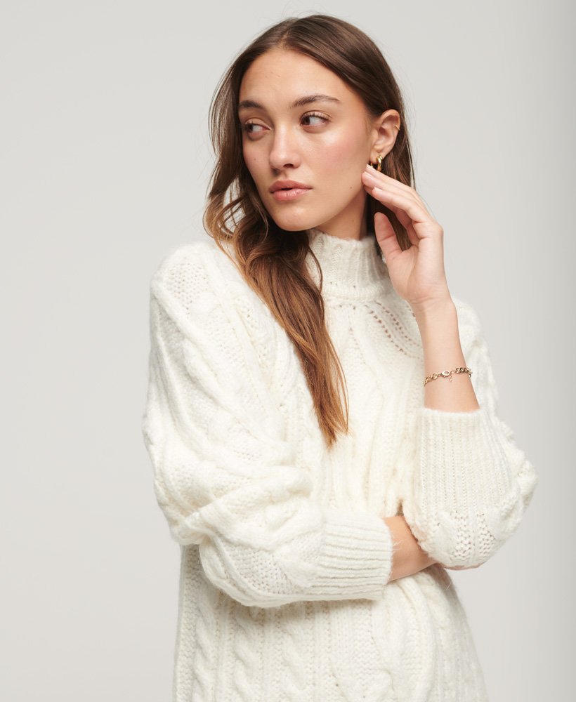 vestido suéter de gola alta em tricô trançado na cor branco off-white.