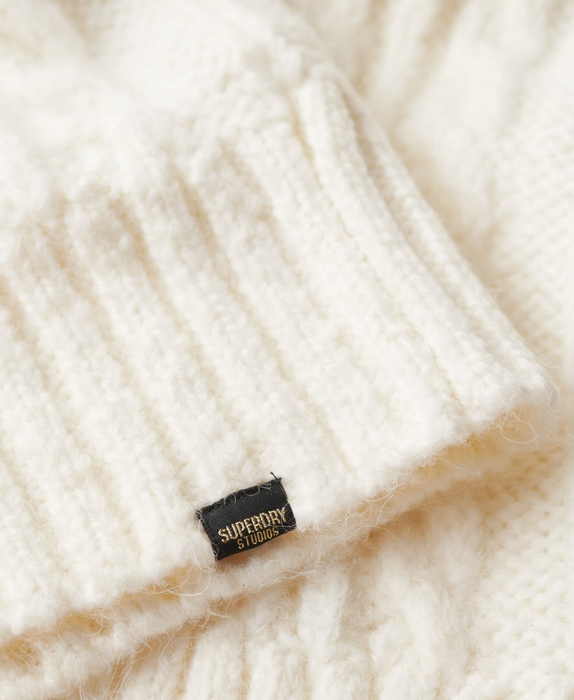 vestido suéter de gola alta em tricô trançado na cor branco off-white.