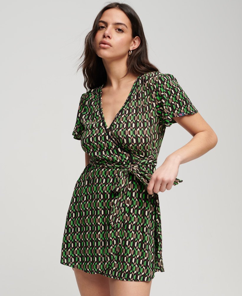 vestido envelope curto vintage em verde geométrico com estampa de flechas