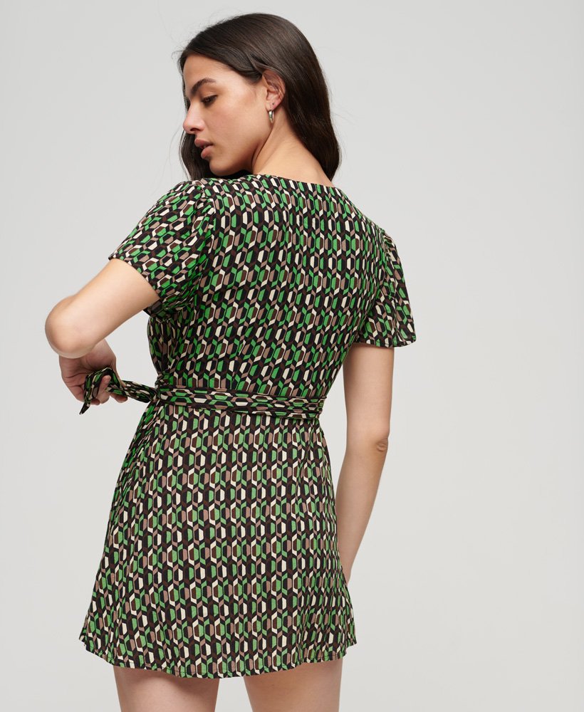 vestido envelope curto vintage em verde geométrico com estampa de flechas