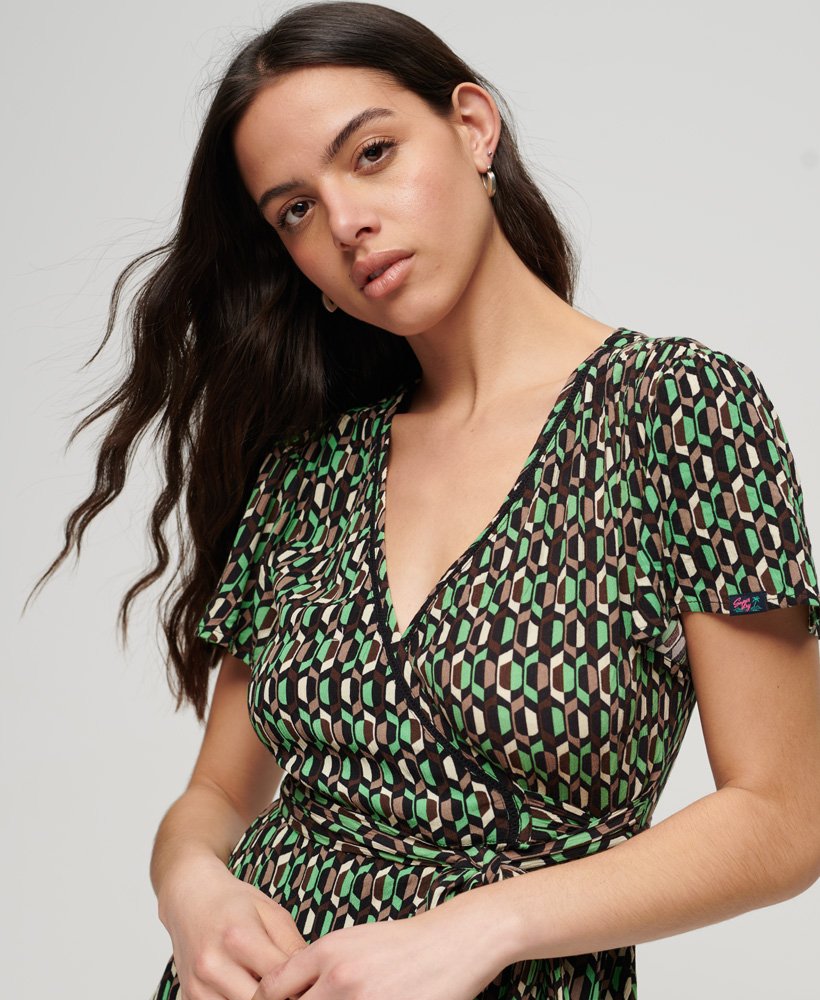 vestido envelope curto vintage em verde geométrico com estampa de flechas